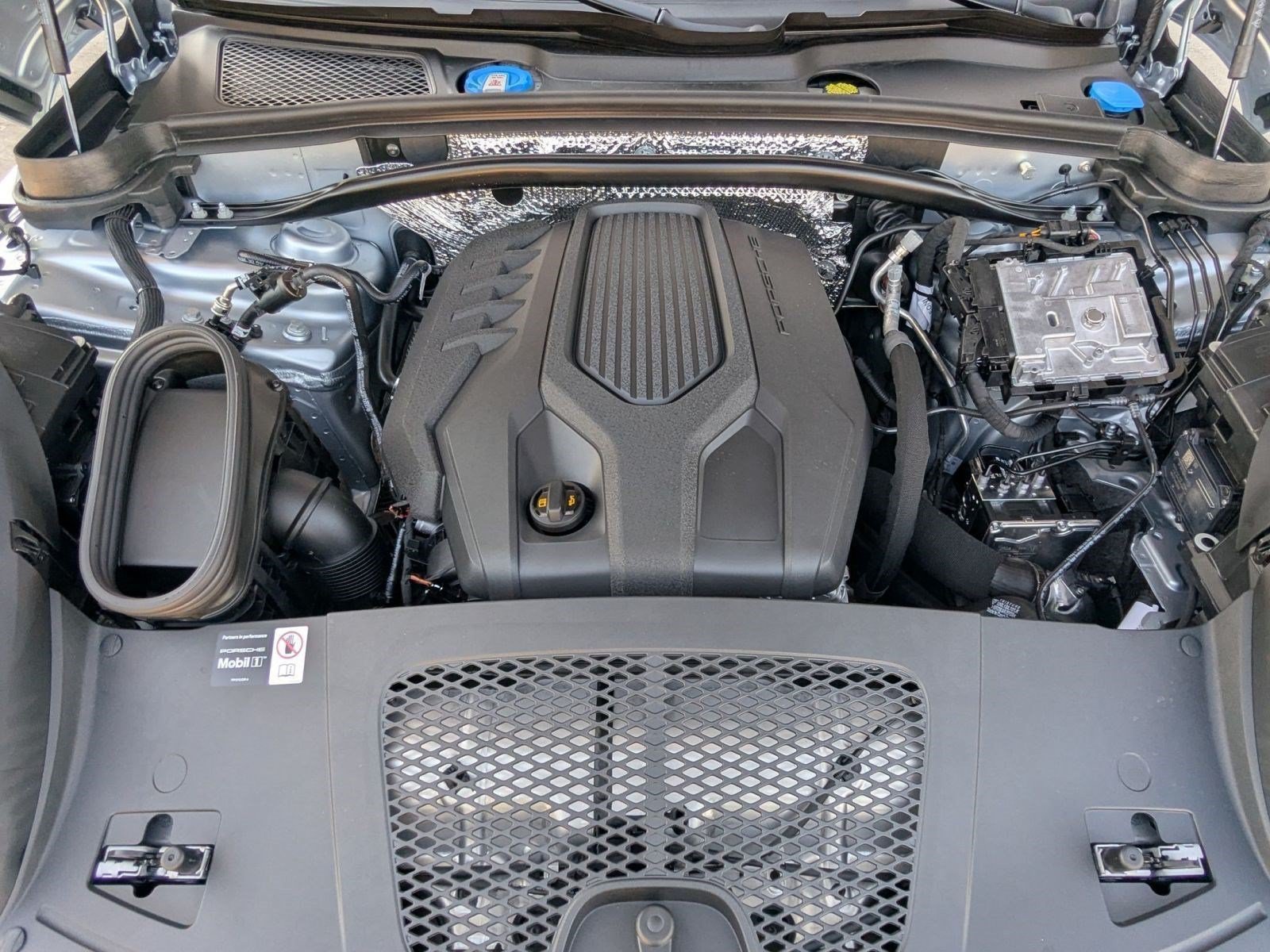 Certified 2026 Porsche Macan AWD/4WD image 28