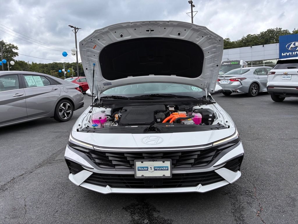 Used 2025 Hyundai Elantra Limited FWD image 10