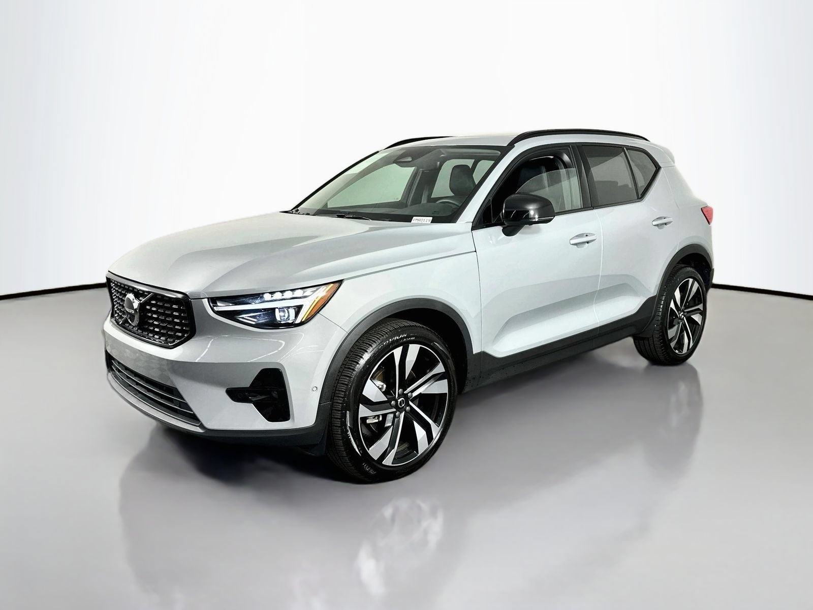 Used 2025 Volvo XC40 B5 Ultra AWD/4WD image 3