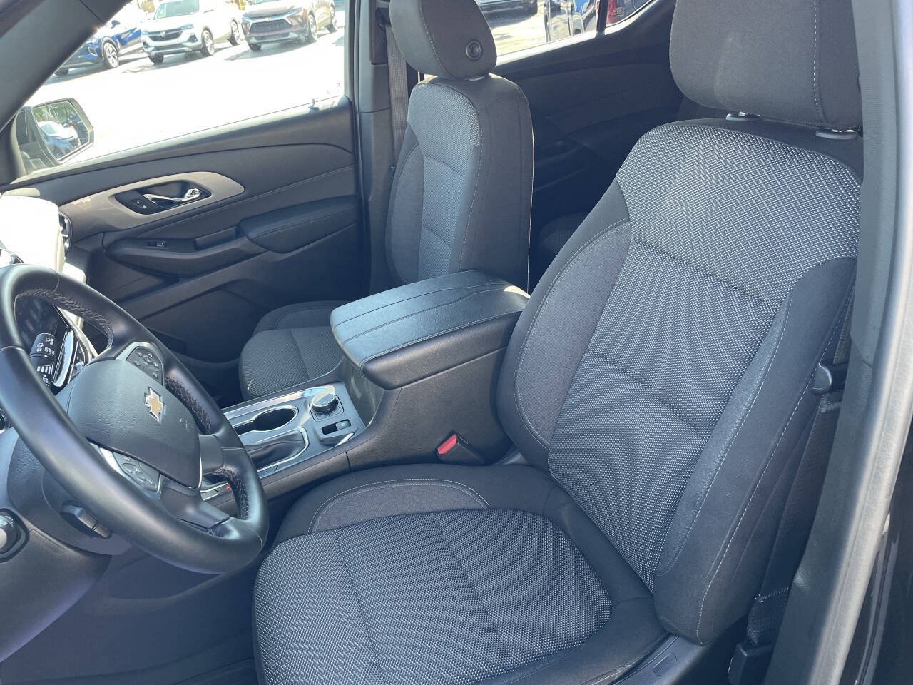 Used 2023 Chevrolet Traverse LT FWD image 3