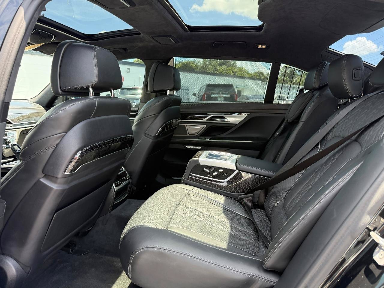 Used 2018 BMW 750i RWD image 15