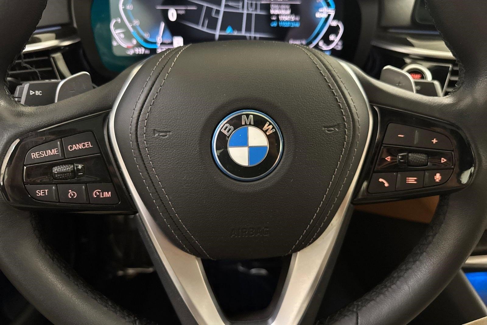 Used 2023 BMW 530e w/ Premium Package image 18