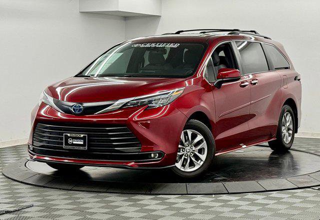 Certified 2025 Toyota Sienna XLE image 2