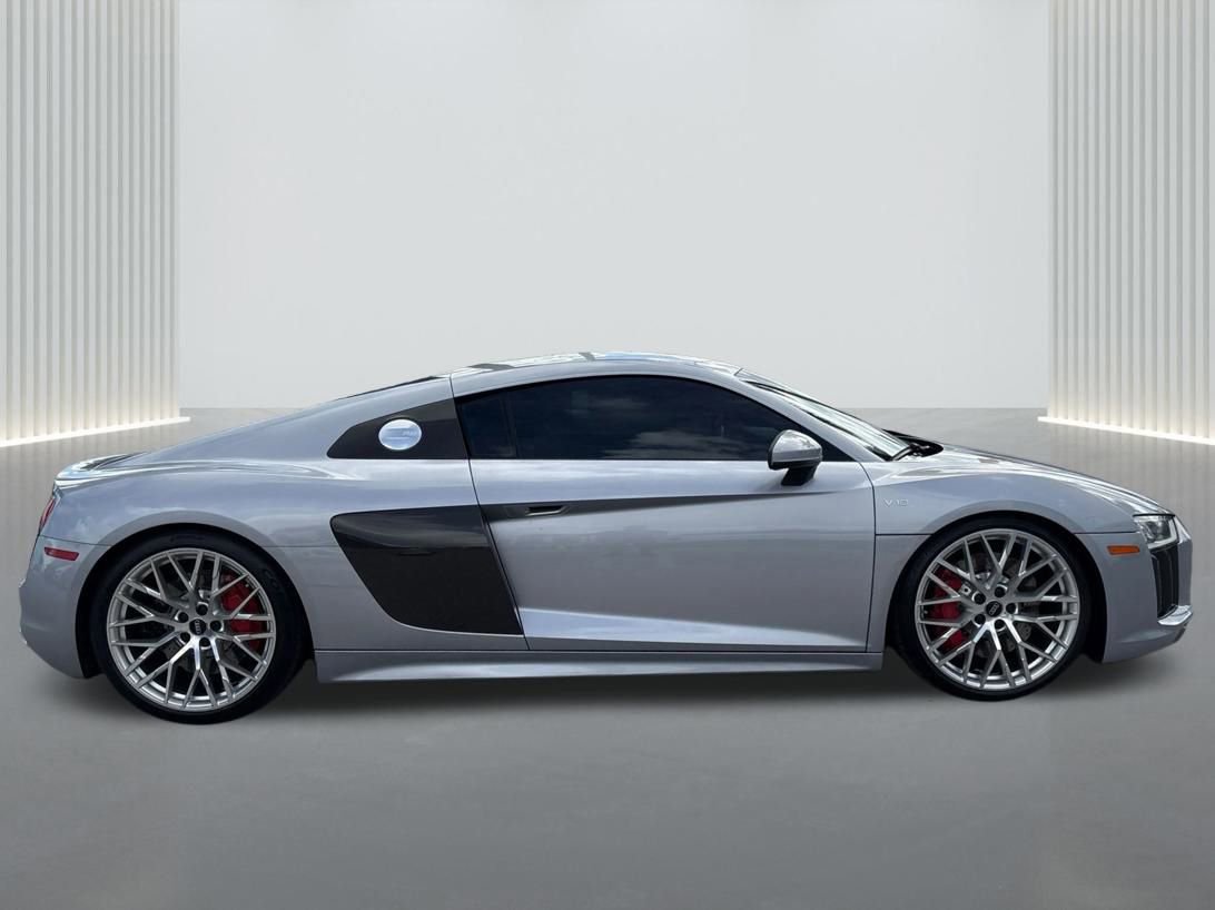 Used 2017 Audi R8 V10 w/ Carbon Exterior Package image 4
