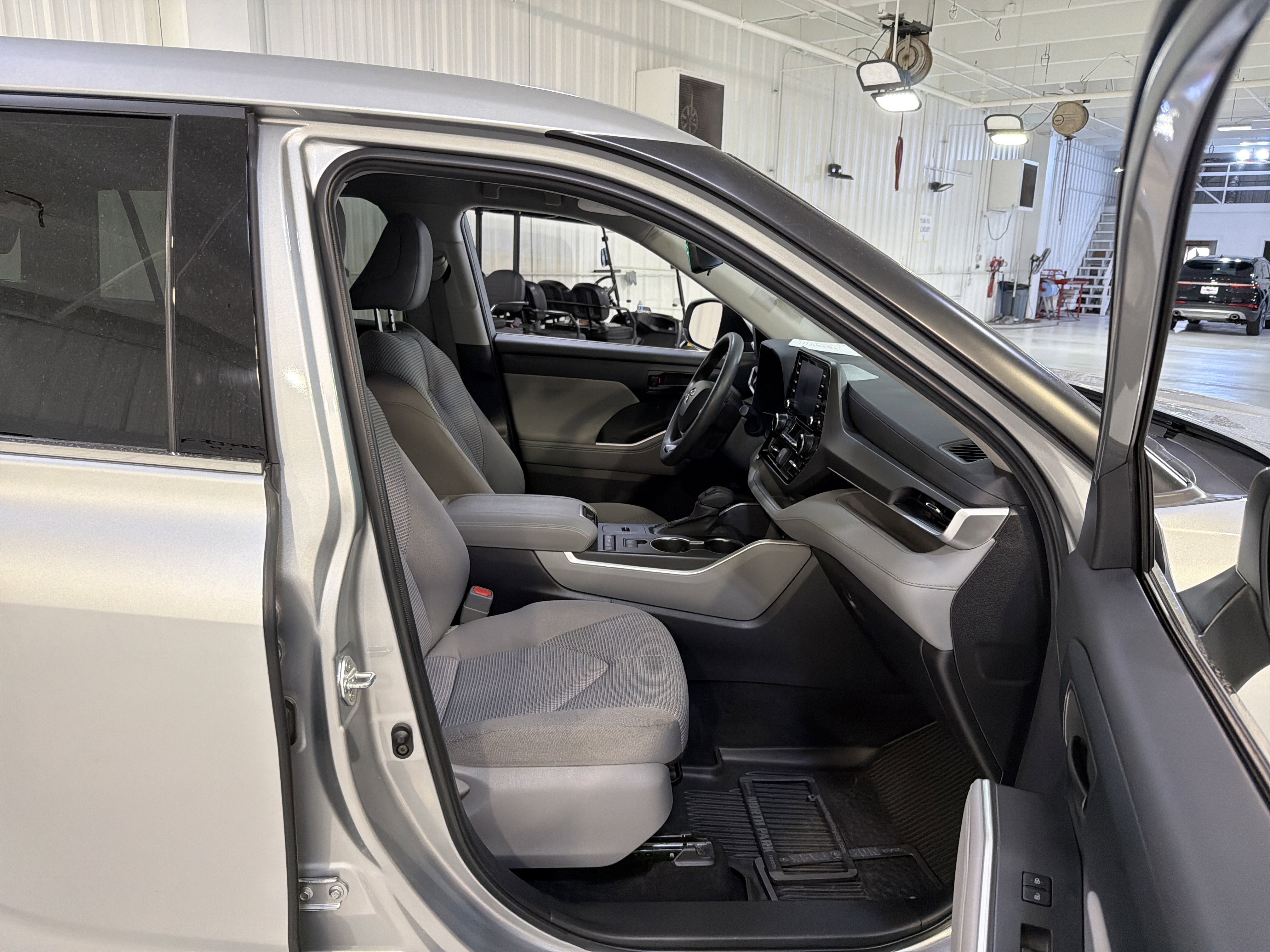 Used 2022 Toyota Highlander L FWD image 14