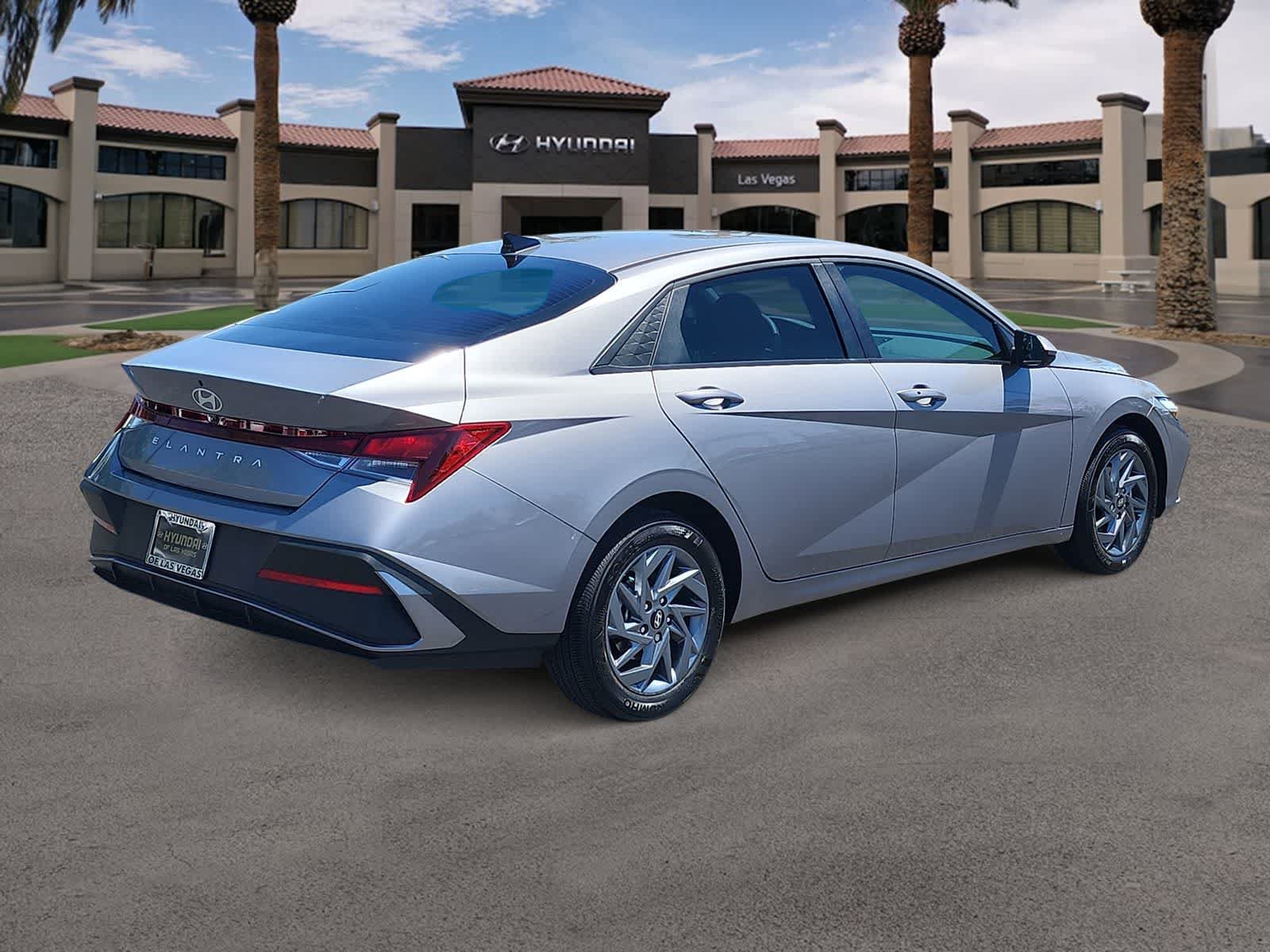 Used 2024 Hyundai Elantra SEL FWD image 8
