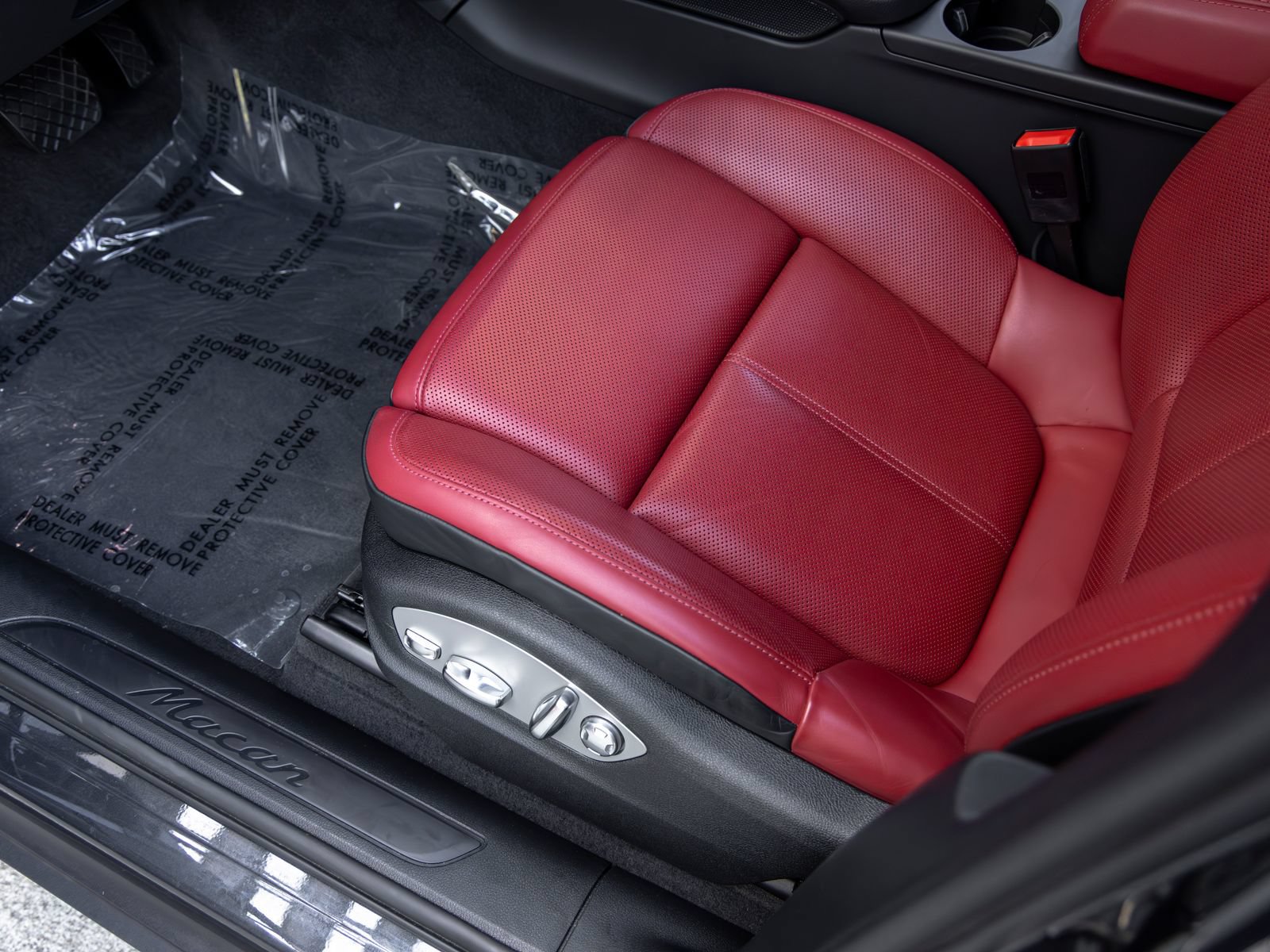 Certified 2023 Porsche Macan AWD/4WD image 25