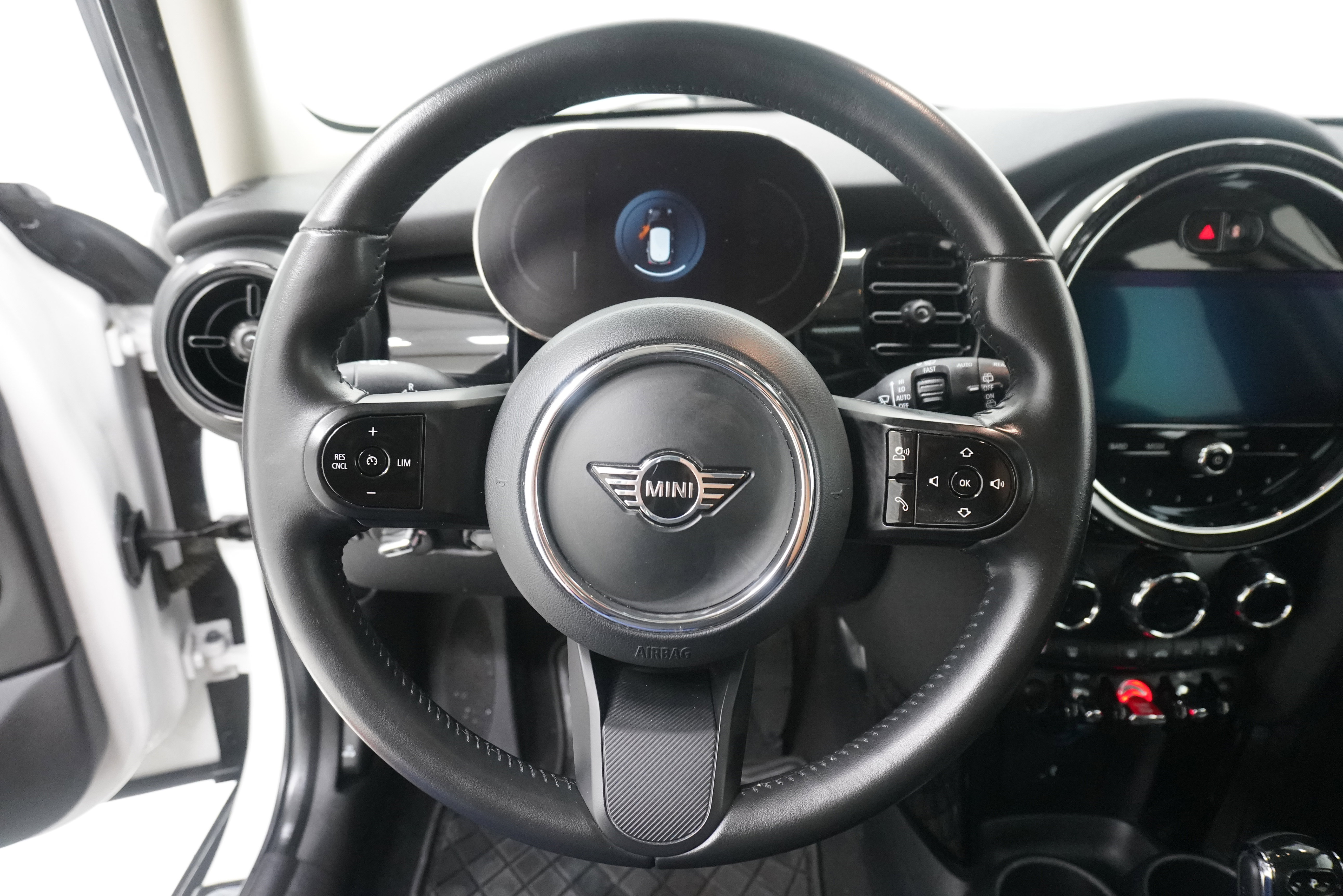 Used 2024 MINI Cooper 4-Door Hardtop FWD image 12