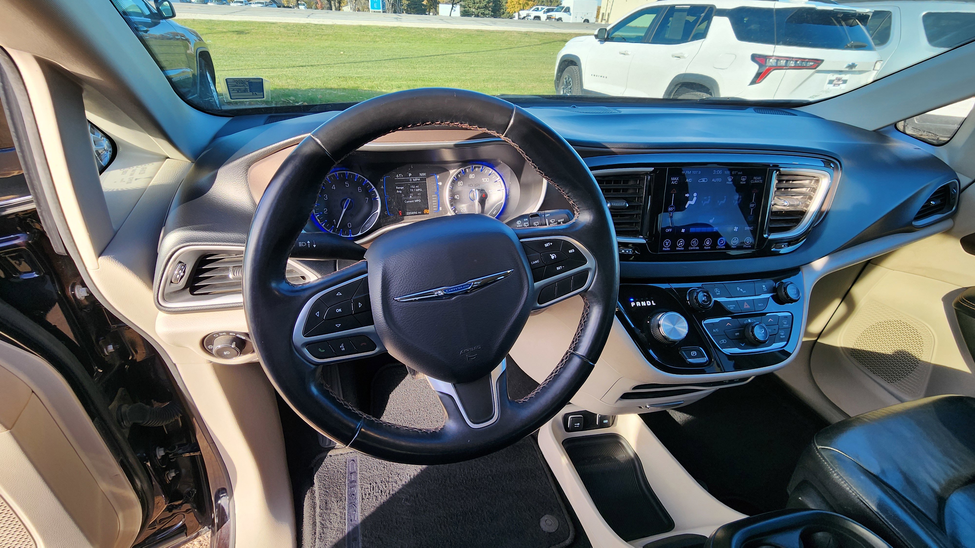 Used 2017 Chrysler Pacifica Touring-L w/ Tire & Wheel Group image 11