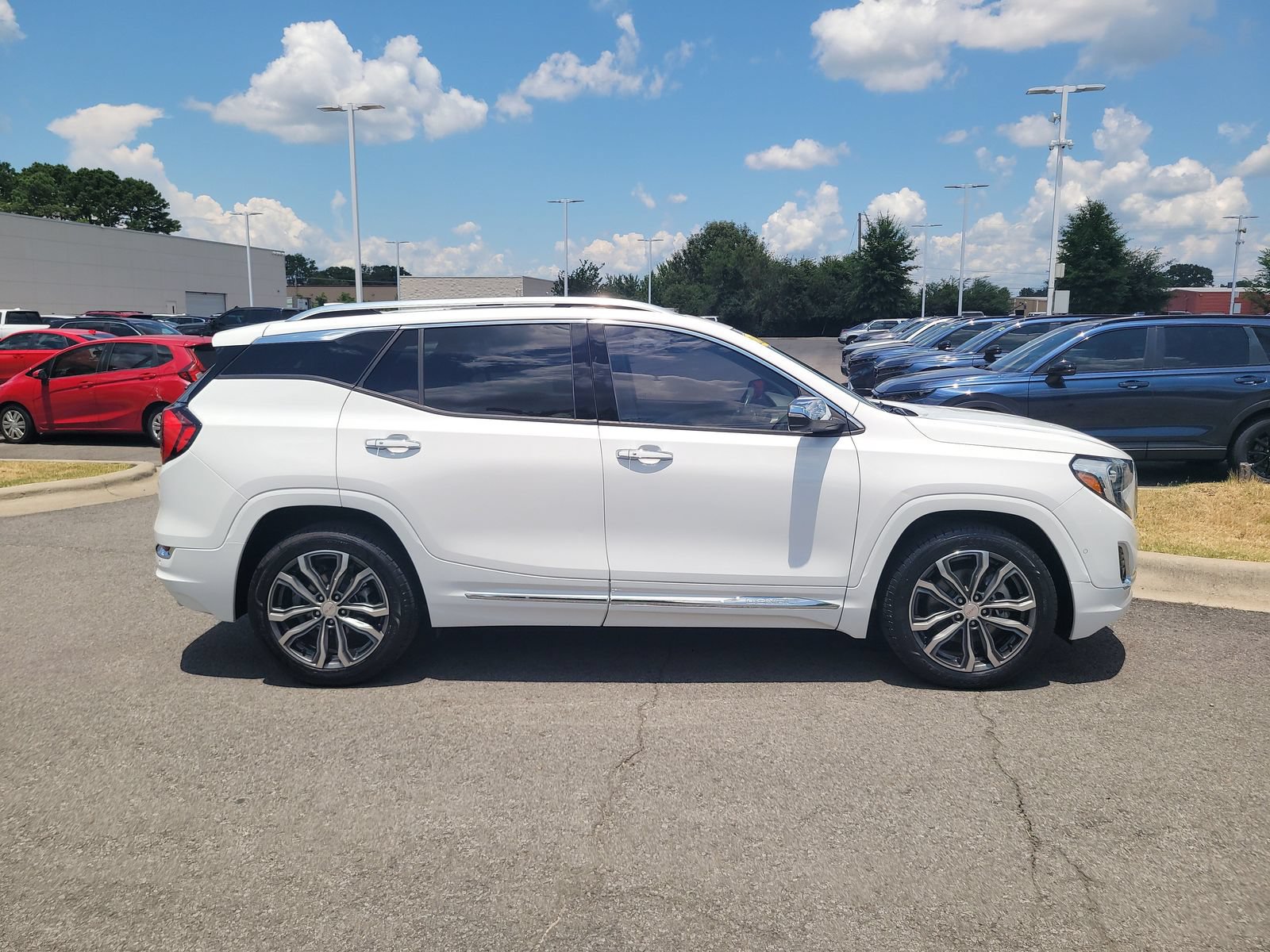 Used 2020 GMC Terrain Denali w/ Denali Premium Package FWD image 2