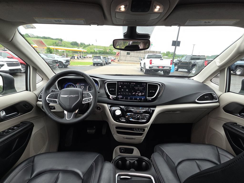 Used 2023 Chrysler Pacifica Touring-L FWD image 28