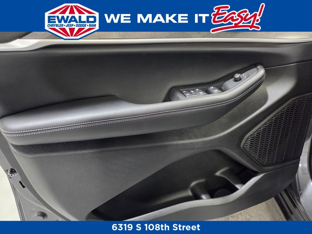 New 2025 Jeep Grand Cherokee L Limited w/ Black Appearance Package image 14