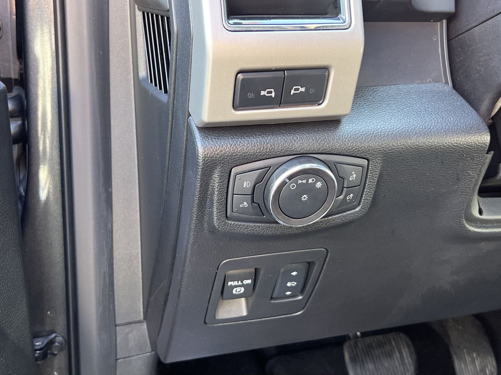 Used 2018 Ford F150 Lariat RWD image 25