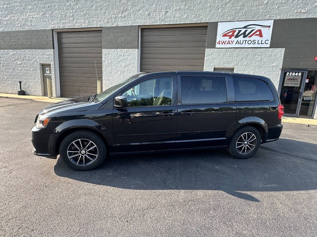 Used 2014 Dodge Grand Caravan SXT w/ Blacktop Package FWD image 2