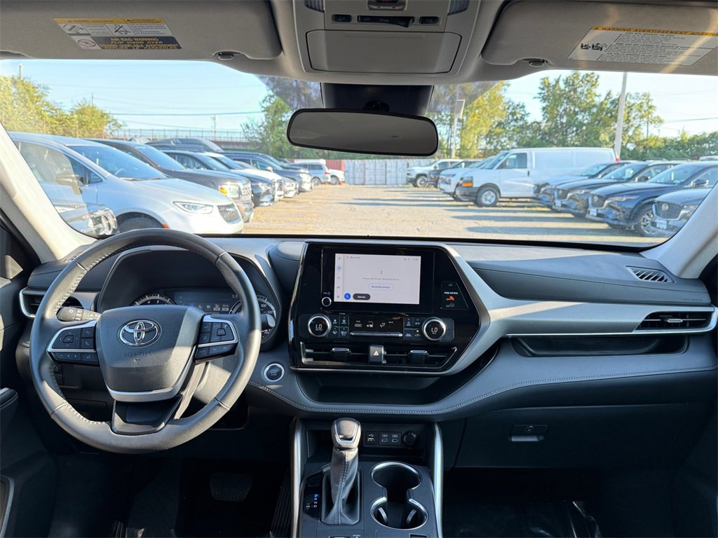 Used 2024 Toyota Highlander LE image 17