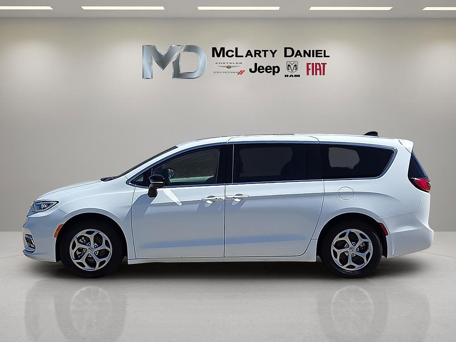 Used 2024 Chrysler Pacifica Limited FWD video 3