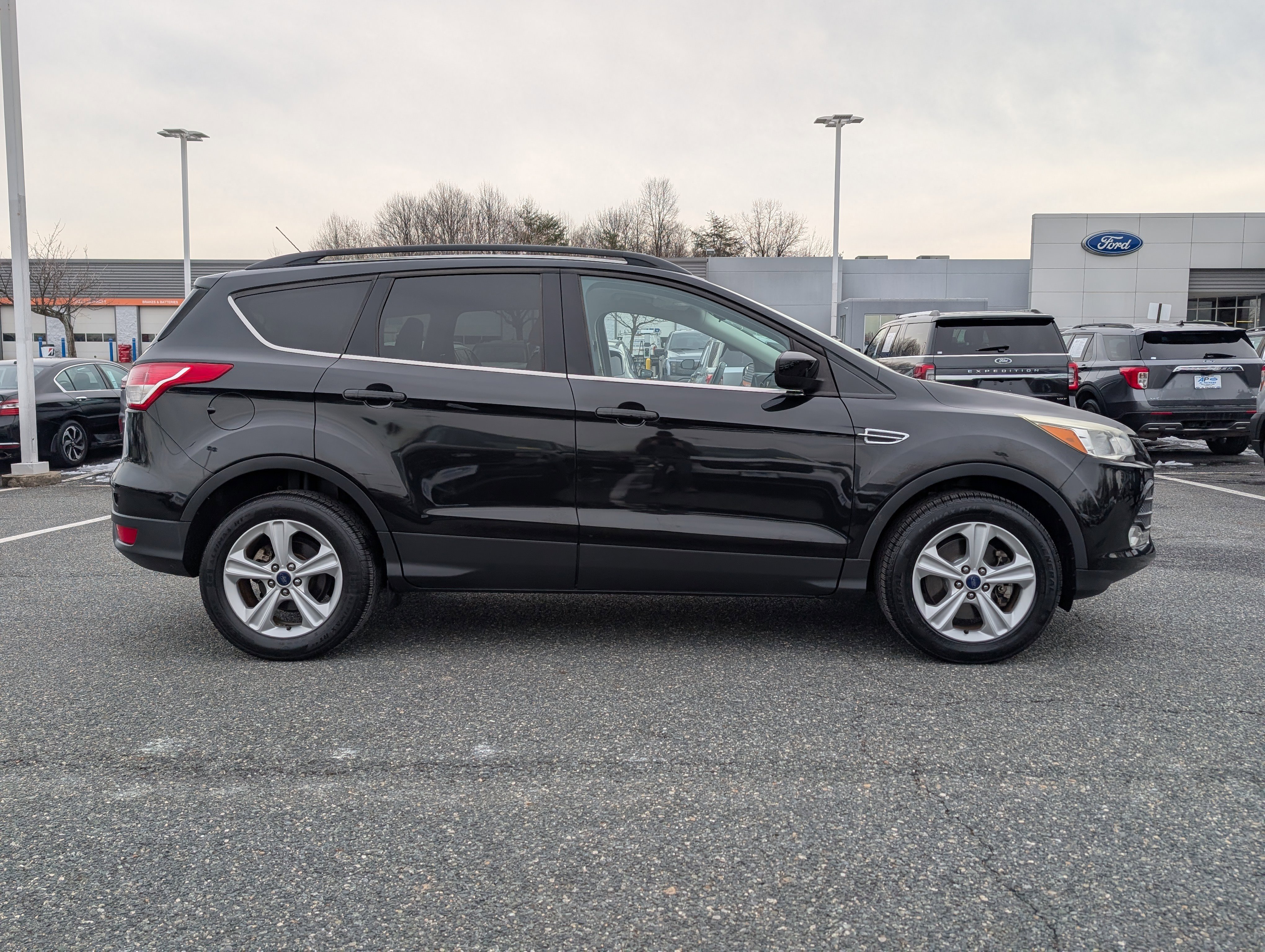 Used 2015 Ford Escape SE w/ Equipment Group 201A image 2