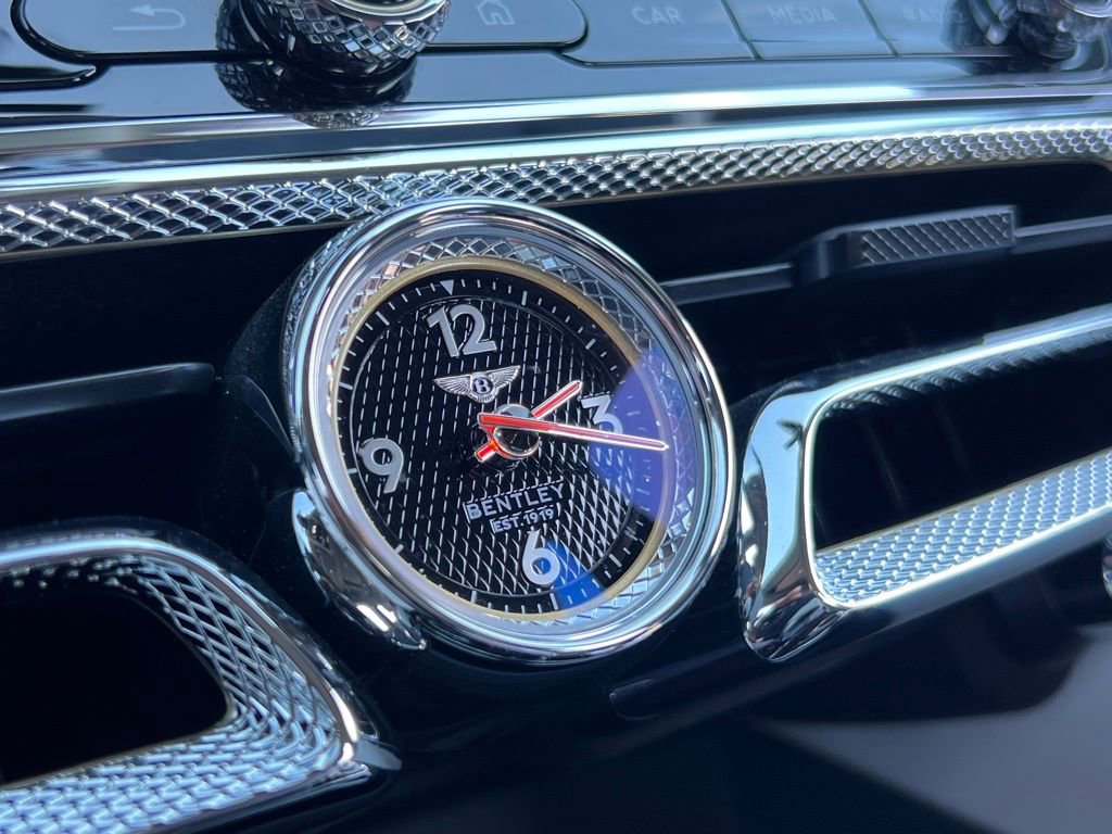 Used 2025 Bentley Flying Spur Plug-In Hybrid image 33