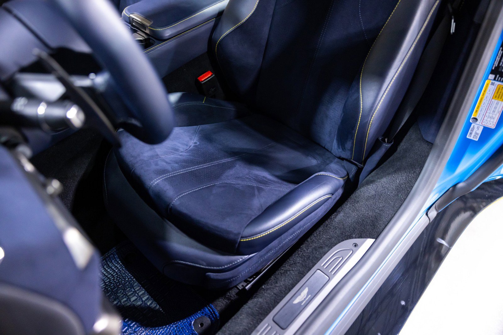 Used 2025 Aston Martin V8 Vantage Coupe image 34