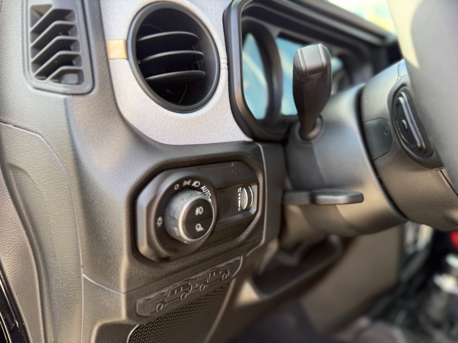 Certified 2025 Jeep Gladiator Sport AWD/4WD image 9