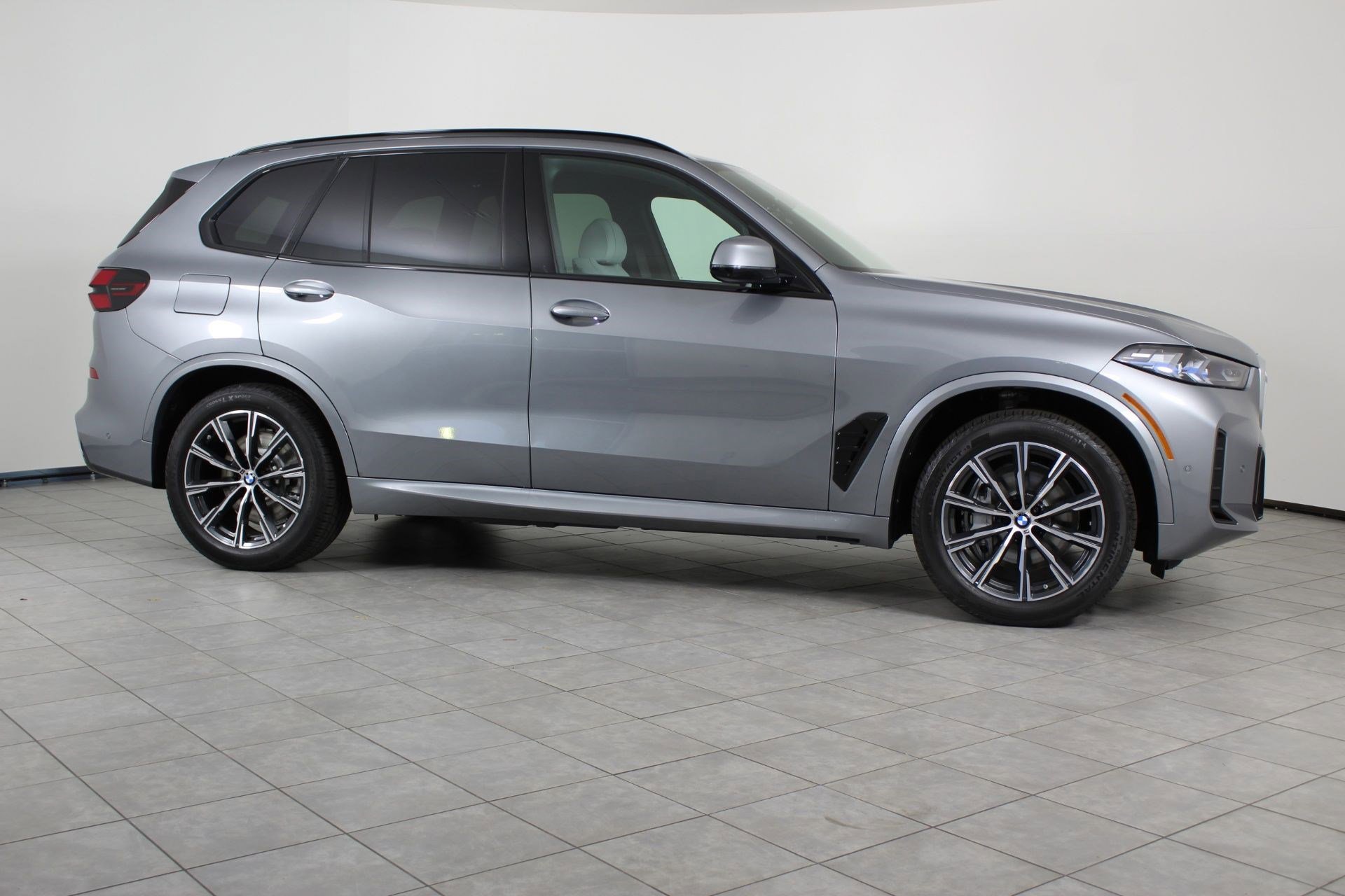 New 2026 BMW X5 xDrive50e w/ M Sport Package AWD/4WD image 8