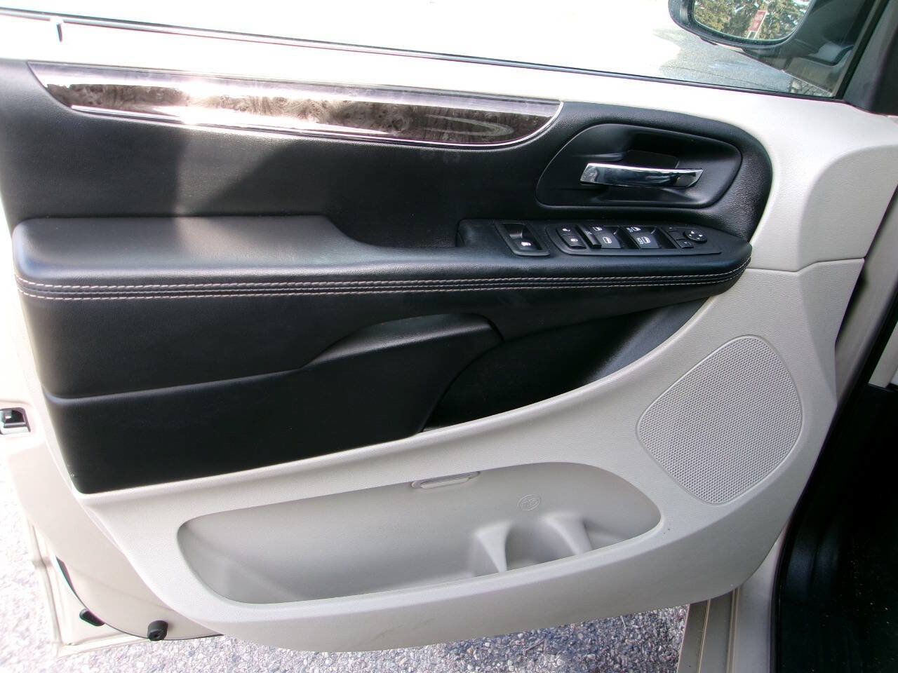Used 2016 Chrysler Town & Country Touring FWD image 8