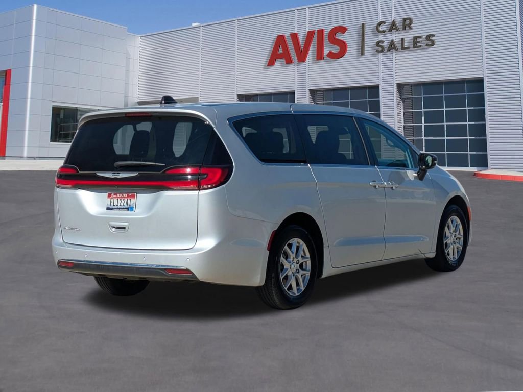 Used 2024 Chrysler Pacifica Touring-L FWD image 6