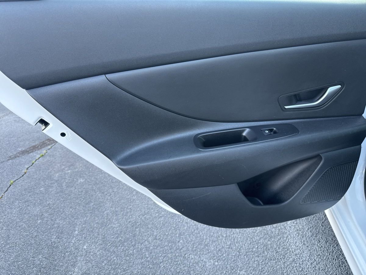 Used 2023 Hyundai Elantra SE image 31