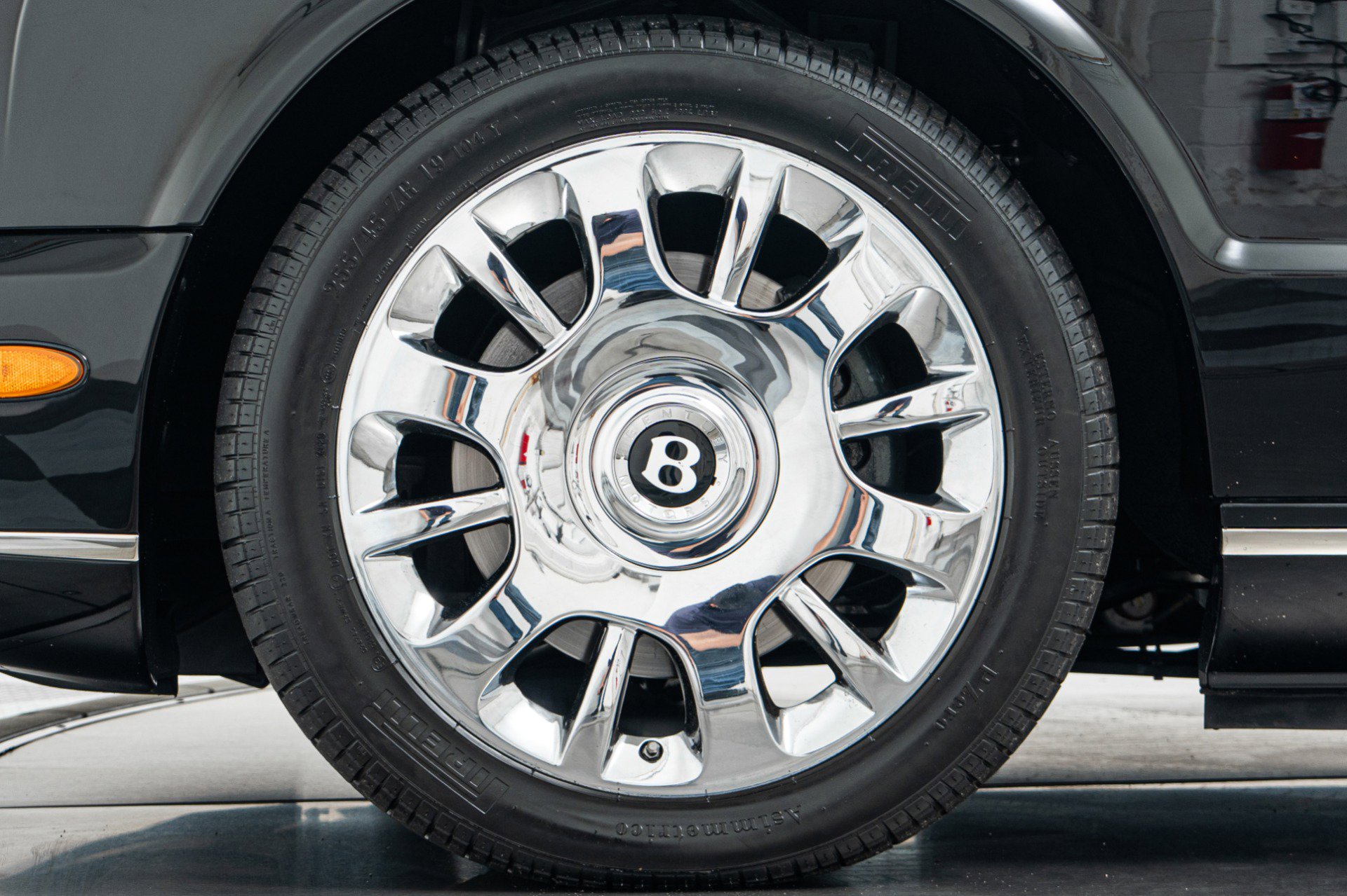 Used 2009 Bentley Azure RWD image 10