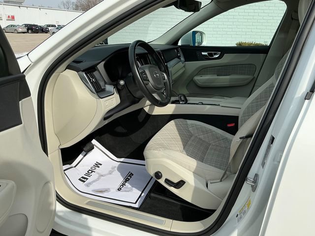Used 2022 Volvo XC60 B5 Momentum AWD/4WD image 11