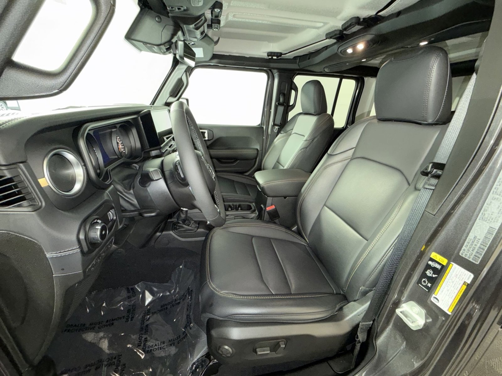 Used 2025 Jeep Wrangler Sahara image 13