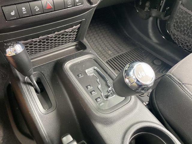 Used 2015 Jeep Wrangler Unlimited Sahara w/ Connectivity Group AWD/4WD image 21