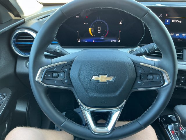 Used 2025 Chevrolet Trax LT w/ LT Convenience Package FWD image 4
