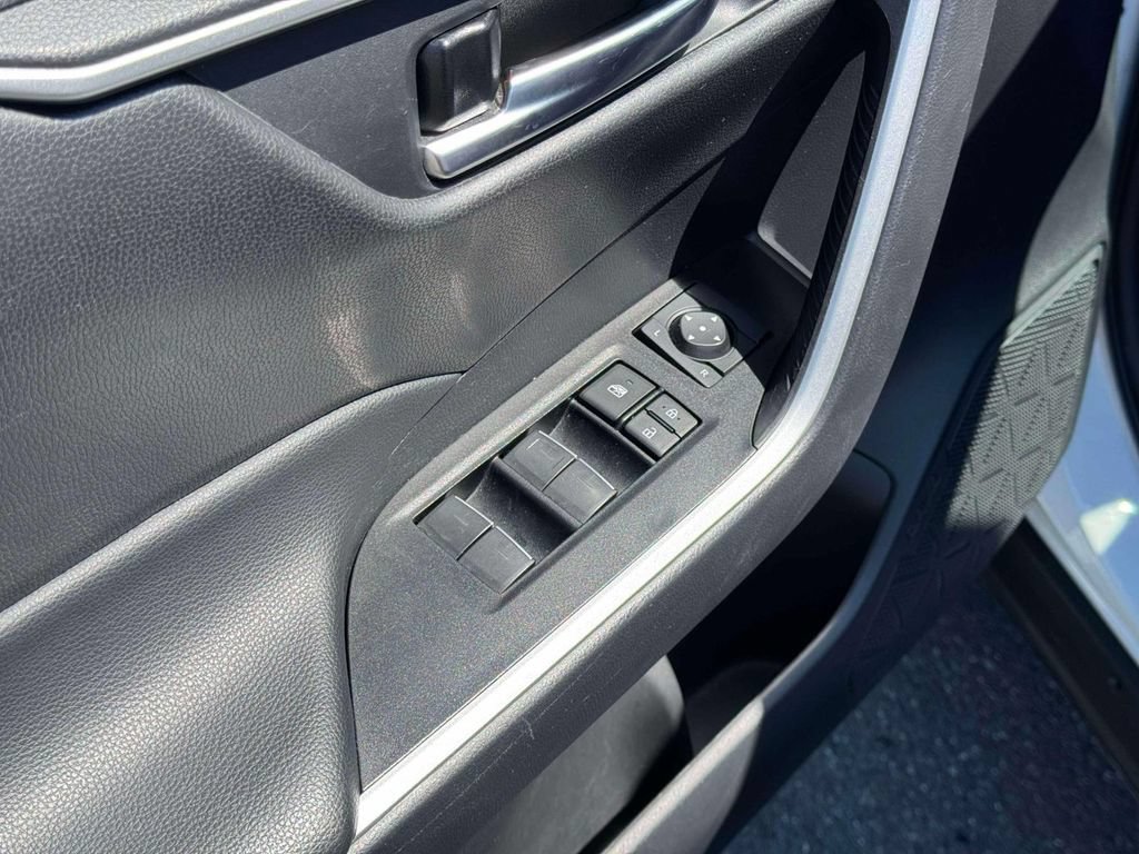 Used 2025 Toyota RAV4 XLE AWD/4WD image 19