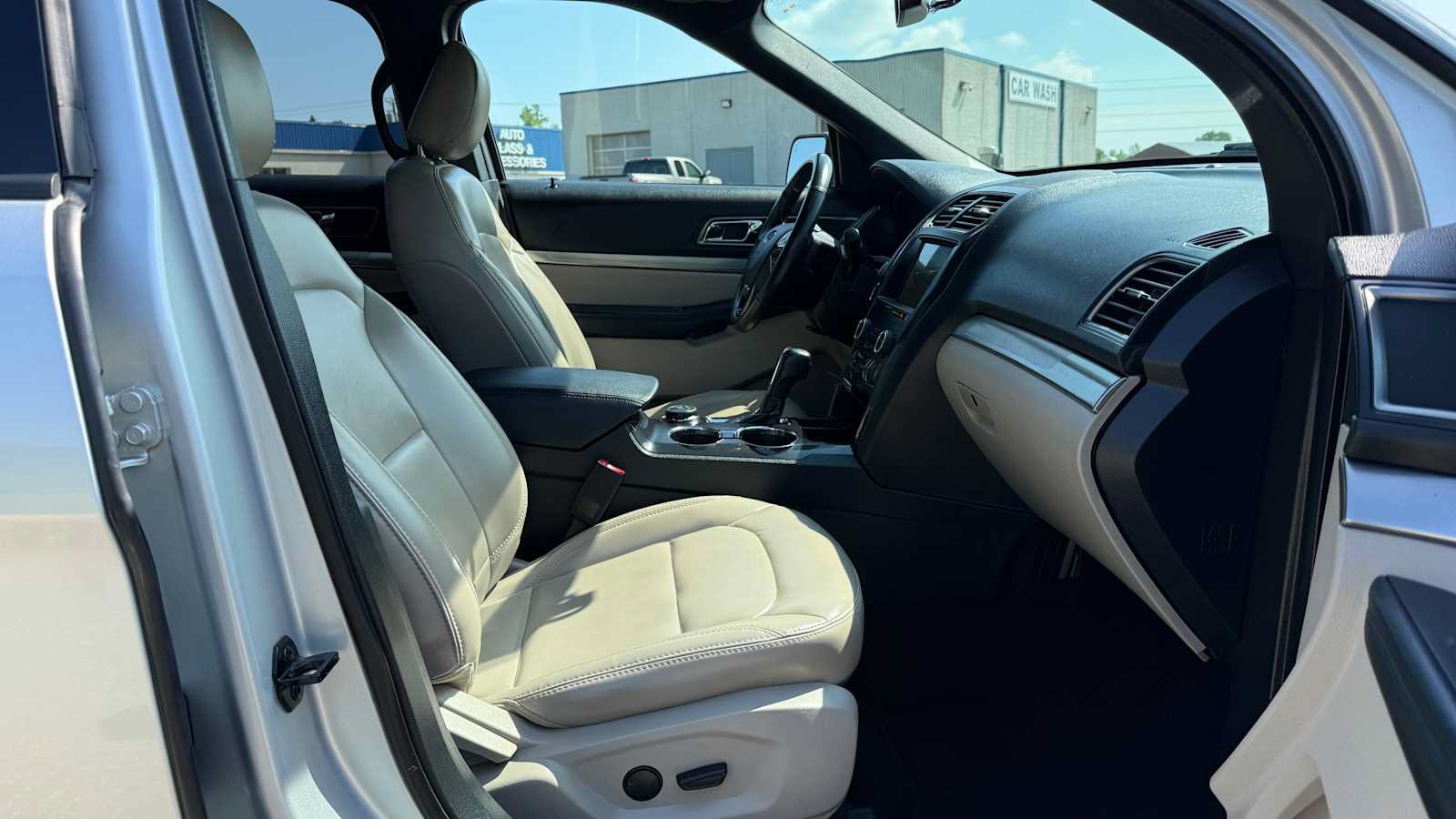 Used 2019 Ford Explorer XLT w/ Equipment Group 202A AWD/4WD image 13