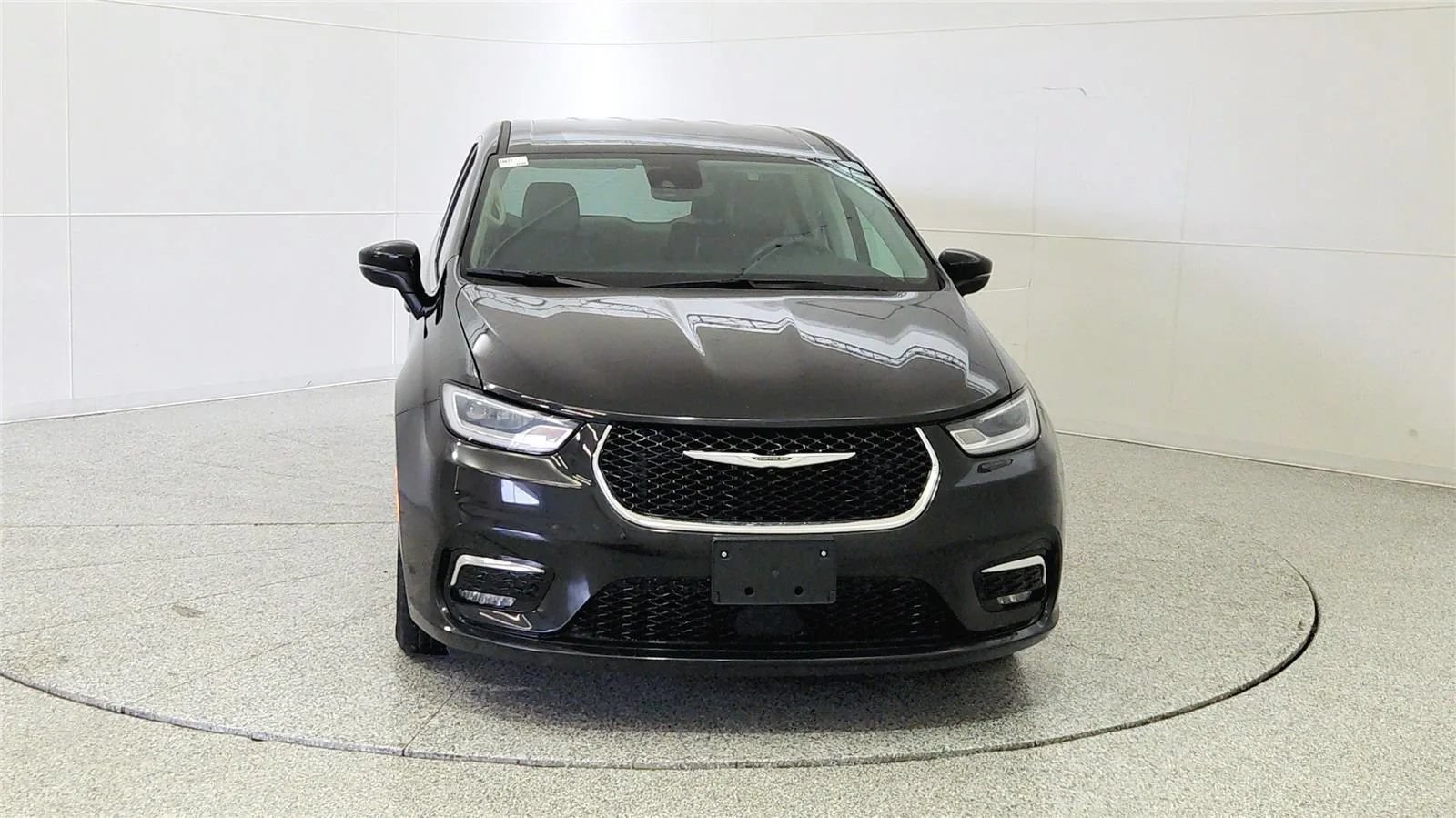 Used 2023 Chrysler Pacifica Touring-L FWD image 2