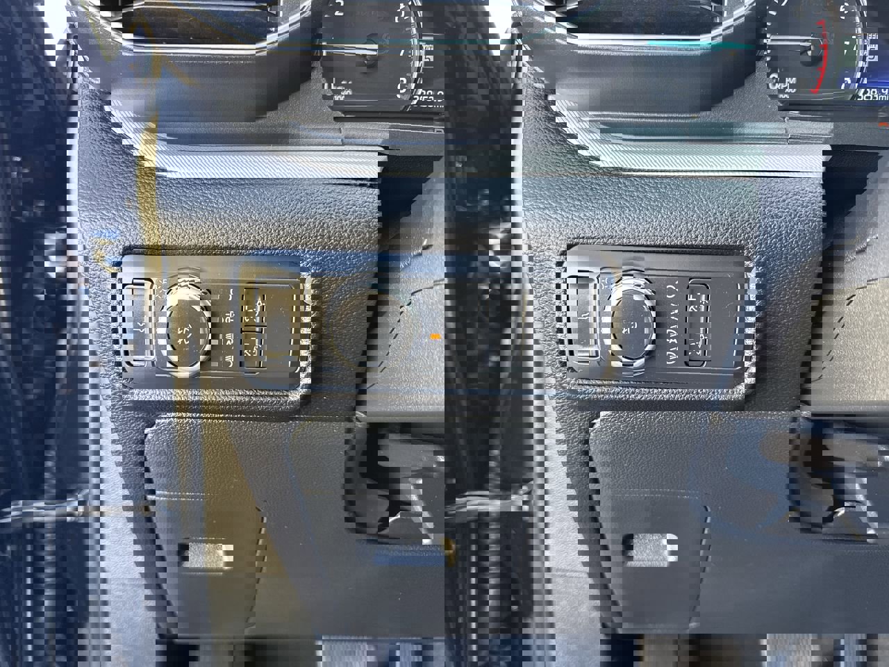 Used 2022 Ford Explorer XLT w/ Equipment Group 202A image 18