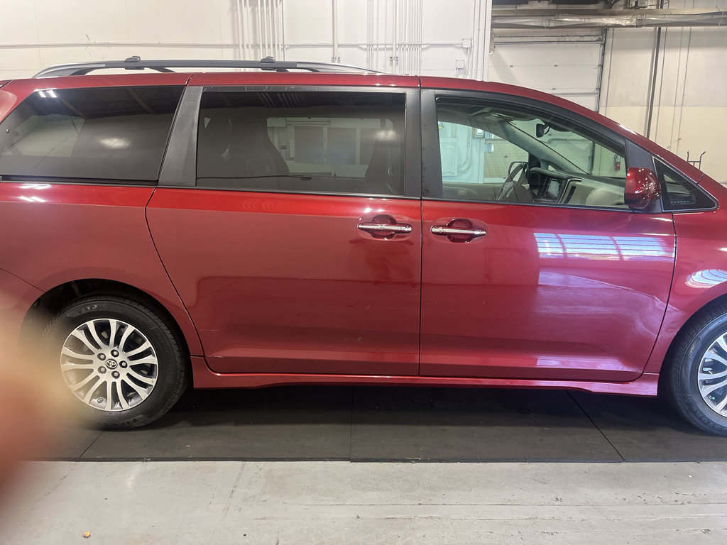 Used 2020 Toyota Sienna XLE Premium w/ Carpet Mat Package FWD image 5