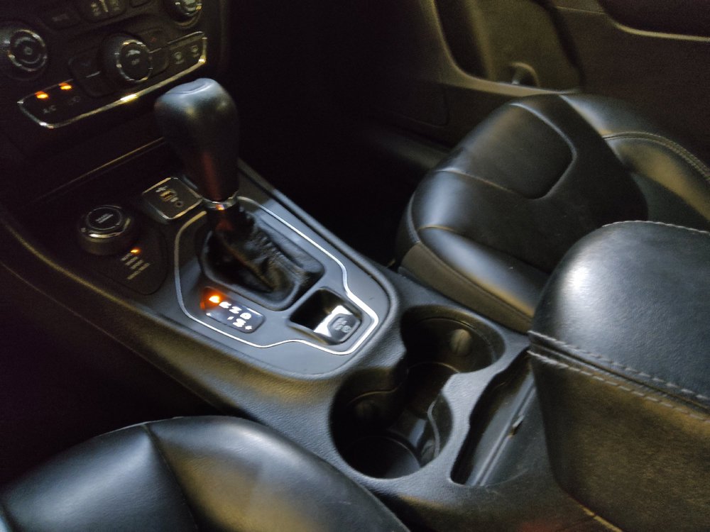 Used 2019 Jeep Cherokee Latitude Plus w/ Cold Weather Group AWD/4WD image 26