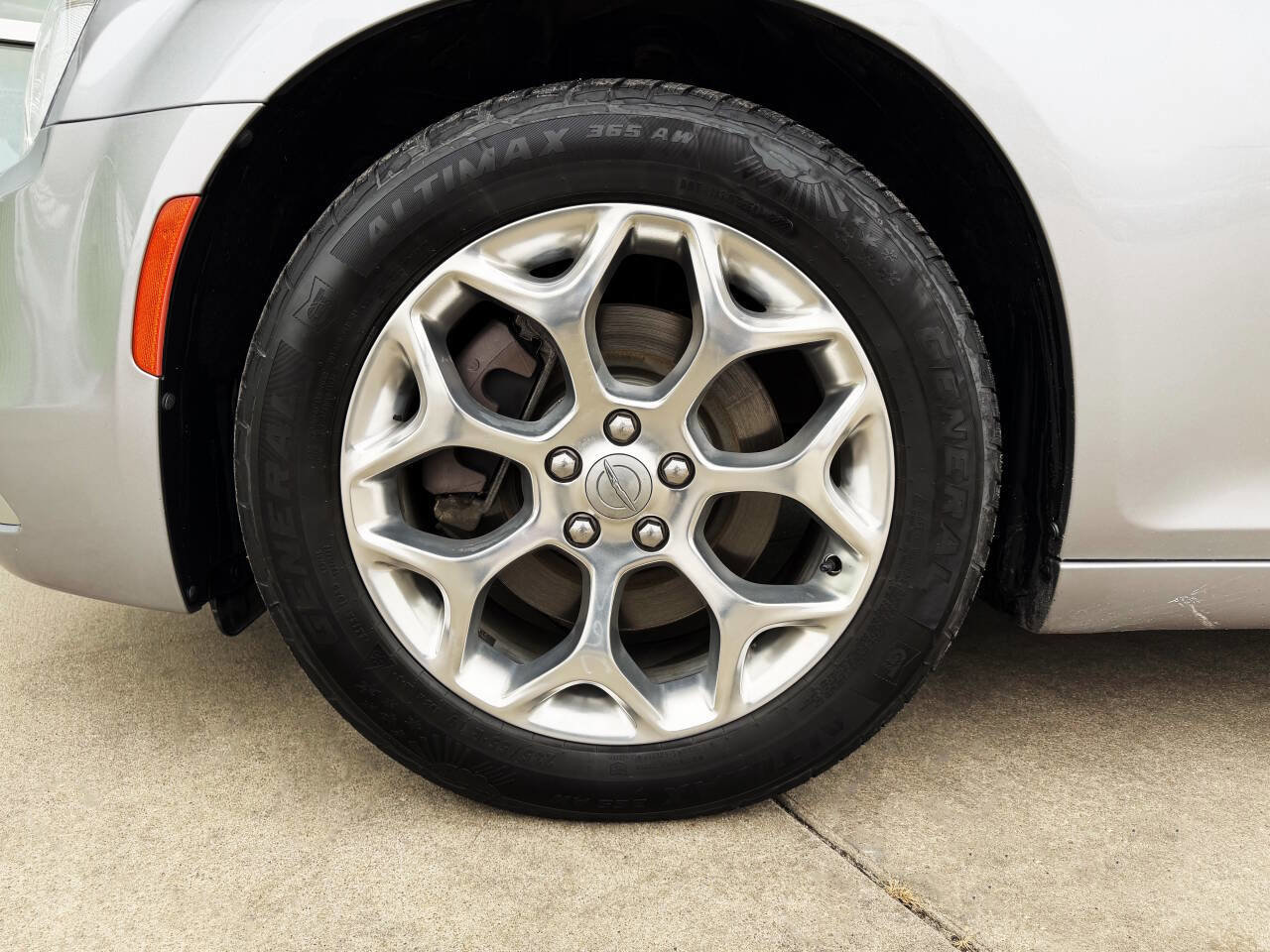 Used 2017 Chrysler 300 C Platinum image 41