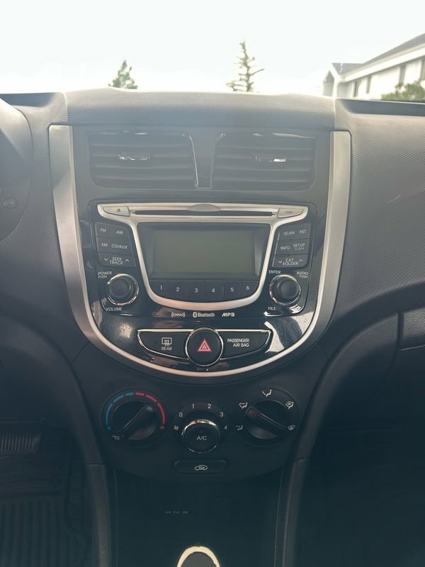 Used 2012 Hyundai Accent SE FWD image 11