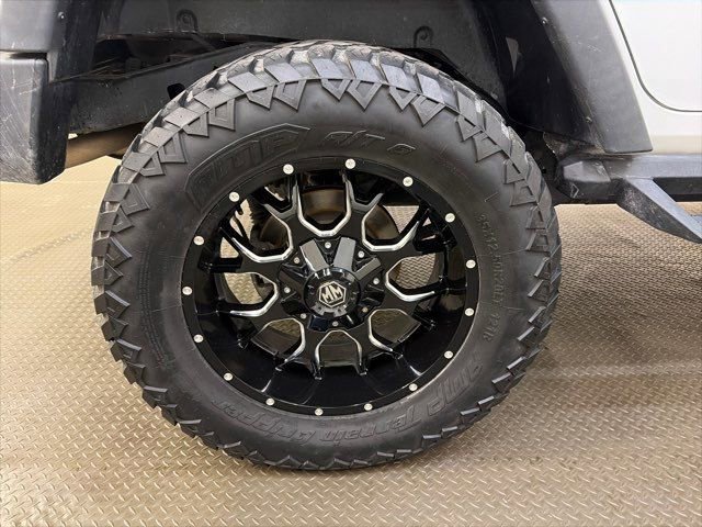 Used 2013 Jeep Wrangler Unlimited Rubicon w/ Connectivity Group image 34