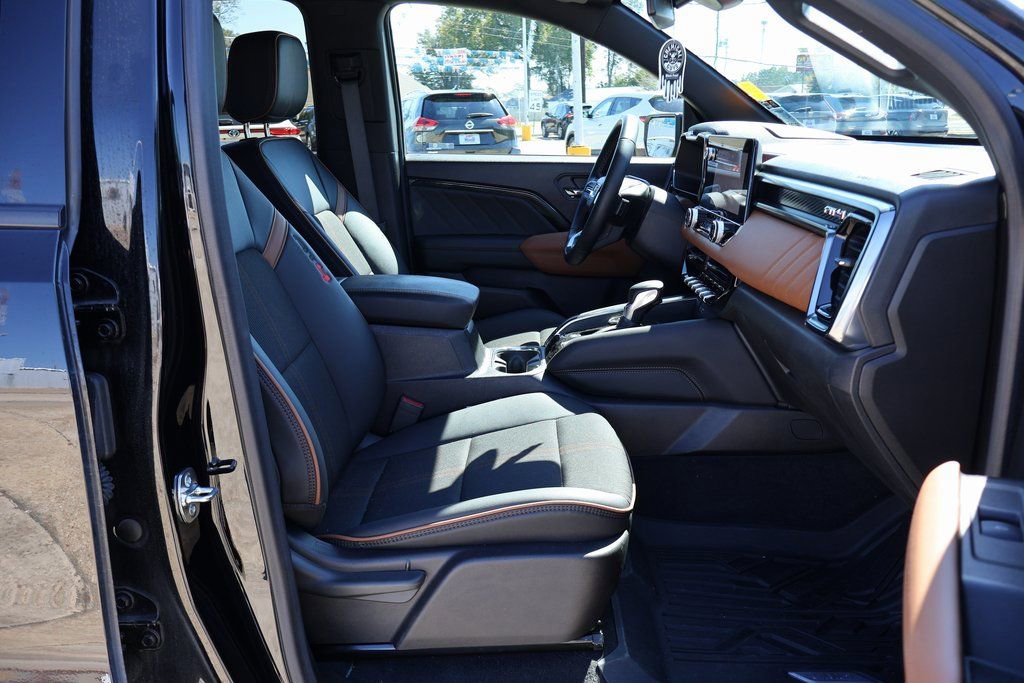 Used 2024 GMC Canyon AT4 image 8