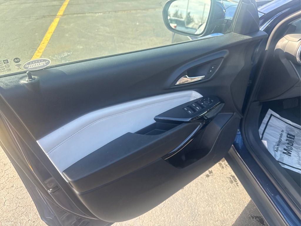 Used 2024 Chevrolet Trax LT w/ Sunroof Package FWD image 17