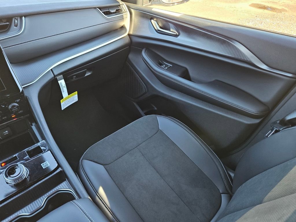 New 2025 Jeep Grand Cherokee Altitude image 15