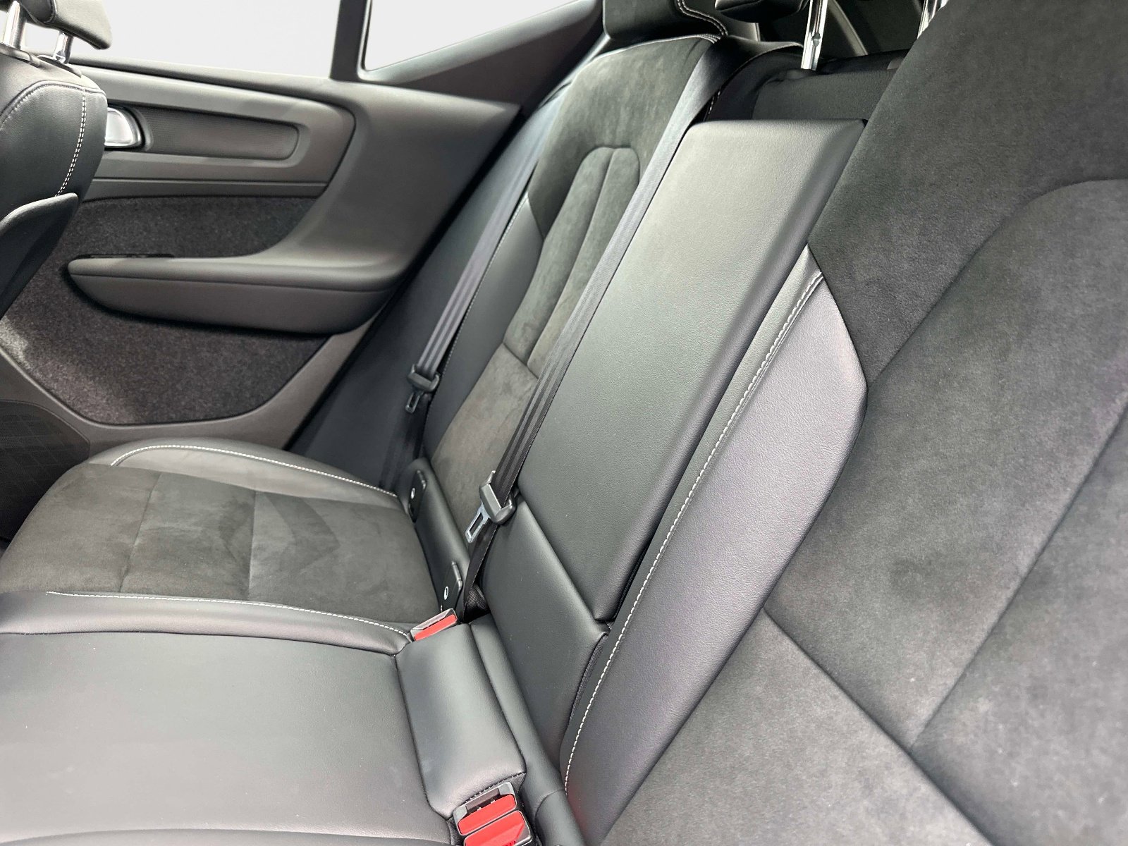 Used 2022 Volvo XC40 T5 R-Design image 14