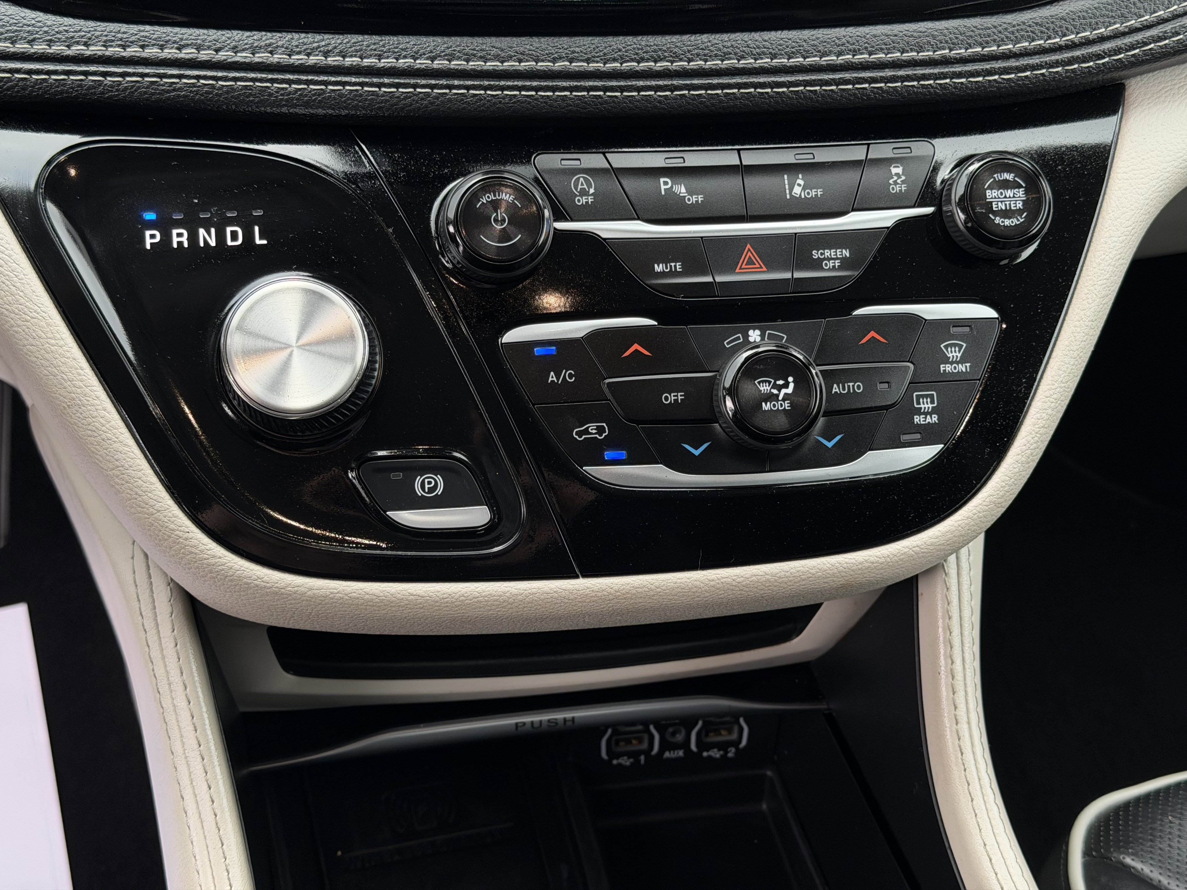Used 2024 Chrysler Pacifica Limited FWD image 21