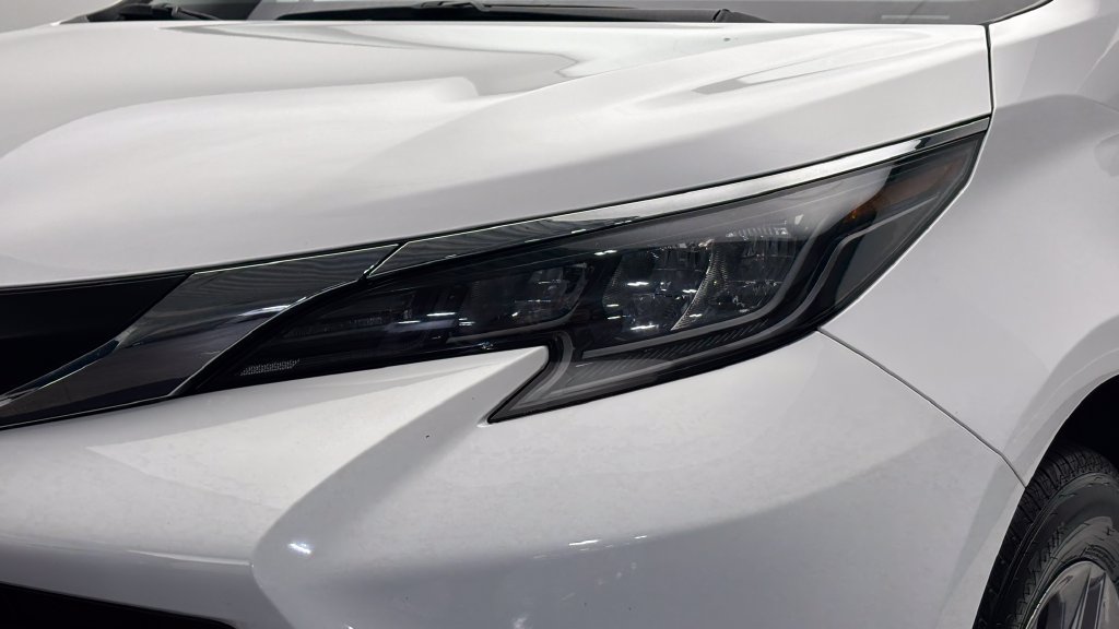 Used 2025 Toyota Sienna LE FWD image 3