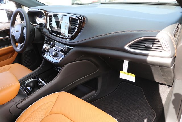 New 2023 Chrysler Pacifica Pinnacle FWD image 46
