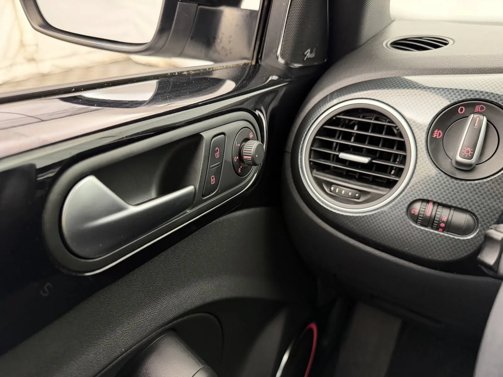 Used 2013 Volkswagen Beetle Turbo FWD image 14